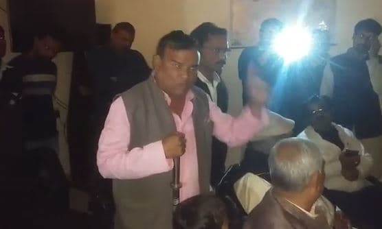 कांग्रेस नेता के घर में तोड़फोड़ करने के मामले में दो आरक्षक नपे