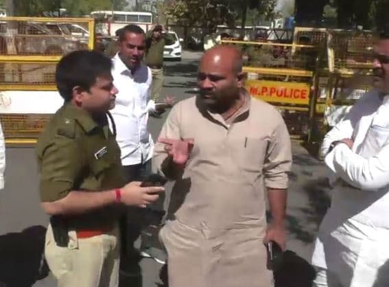 कांग्रेस विधायक ने खोया आपा, आईपीएस अफसरोंं को दे डाली धमकी