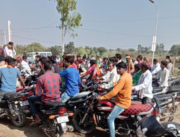 मोदी की सभा में भीड़ जुटाने पेट्रोल का लालच, देखिये वीडियो