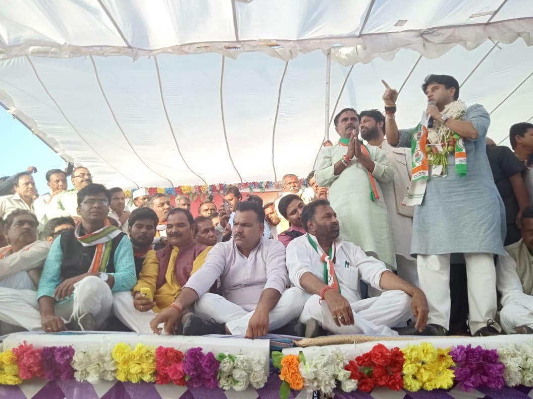नींबू-मिर्ची की माला पहनता मैं हूं पर लगती शिवराज सिंह को है: सिंधिया