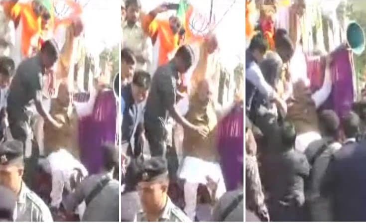 VIDEO: रोड शो के बाद रथ से उतरते समय फिसल गए अमित शाह