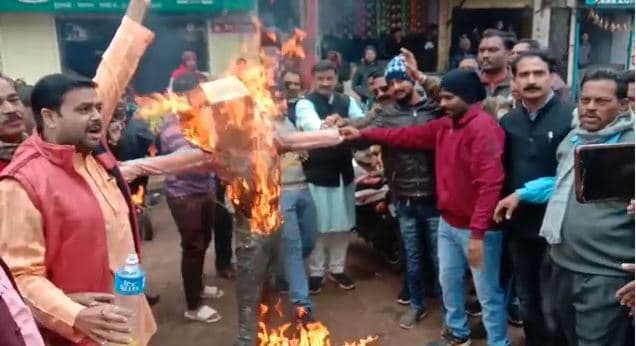 बीजेपी सांसद पर एफआईआर का विरोध, सिंधिया का पुतला दहन