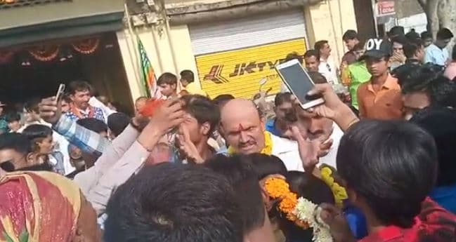 MP चुनाव : वोट मांगने गए विधायक की टोपी उड़ी, लोगो ने जमकर लगाए ठहाके, वीडियो वायरल