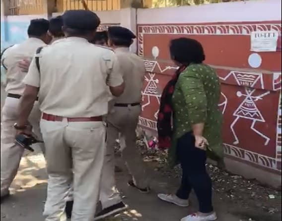 शराबी पति ने सड़क पर पत्नी को पीटा, राहगीर महिला ने डंडे से लगाई पिटाई, वीडियो वायरल