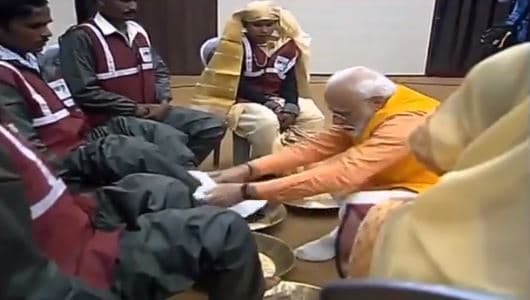 कुंभ पहुंचे पीएम मोदी ने किया गंगा स्नान, सफाईकर्मियों के पैर धोकर जताया आभार