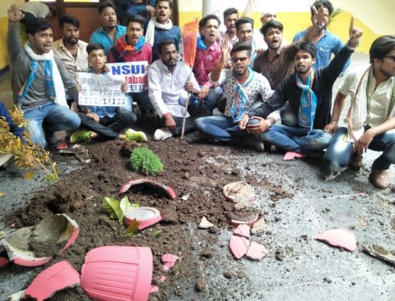 NSUI कार्यकर्ताओं ने की जमकर तोड़फोड़, कुलपति पर लगाए दुष्कर्म के आरोप