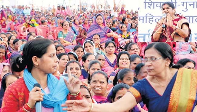 VIDEO: जब आंगनबाड़ी सहायिका ने मंत्री से पूछा-आपकी एजुकेशन क्या है, छीन लिया माइक
