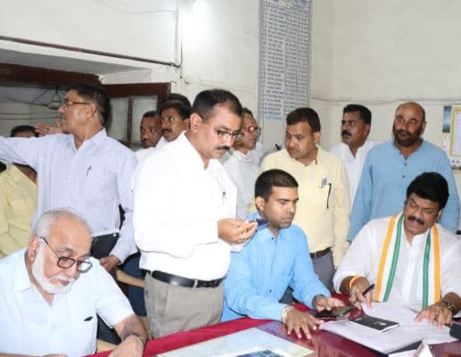 राजस्व मंत्री पर लगा नियमों की धज्जियां उड़ाने का आरोप