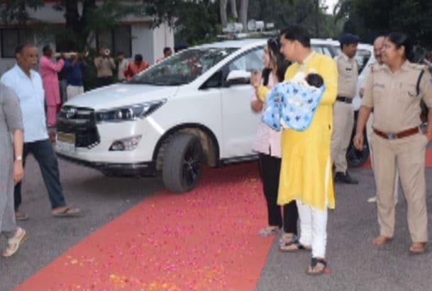 आईपीएस के घर दिवाली पर आईं ‘लक्ष्मी जी’, अनोखे अंदाज़ में किया ज़ोरदार स्वागत
