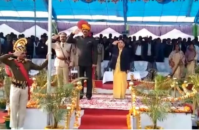 झंडावंदन के बाद सलामी देना भूले कमलनाथ के मंत्री, वीडियो वायरल