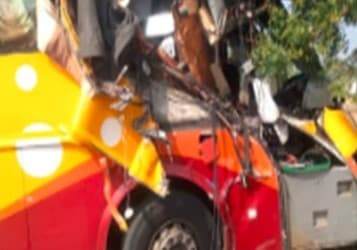 बड़ा हादसा टला, तेज रफ़्तार में भाग रही बस पेड़ से टकराई, हुई चकनाचूर
