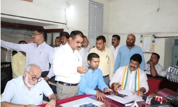 गोविंद राजपूत की आरिफ अकील से शिकायत करने पहुंचे तहसीलदार