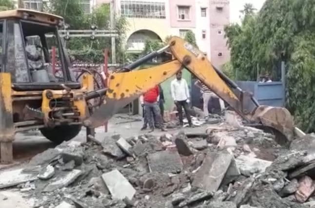 होटल रमाया के अतिक्रमण को प्रशासन ने हटाया, भाजपा से सम्बन्ध के चलते नहीं होती थी कार्रवाई