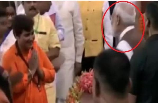 मोदी ने साध्वी को अबतक नही किया माफ, संसद में मुंह फेरा, आडवाणी ने दिया आर्शीवाद