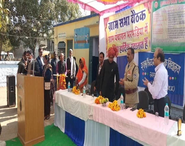 कलेक्टर एसपी विधायक और अधिकारियों ने भरभङिया में स्कूली बच्चों के साथ किया भोजन
