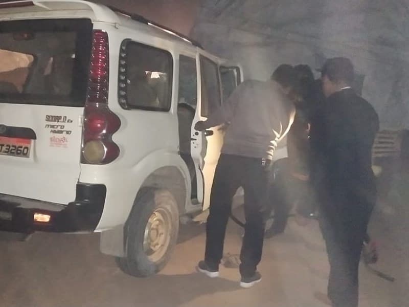 खड़े ट्रक से टकराई तेज रफ़्तार कार, तीन की दर्दनाक मौत