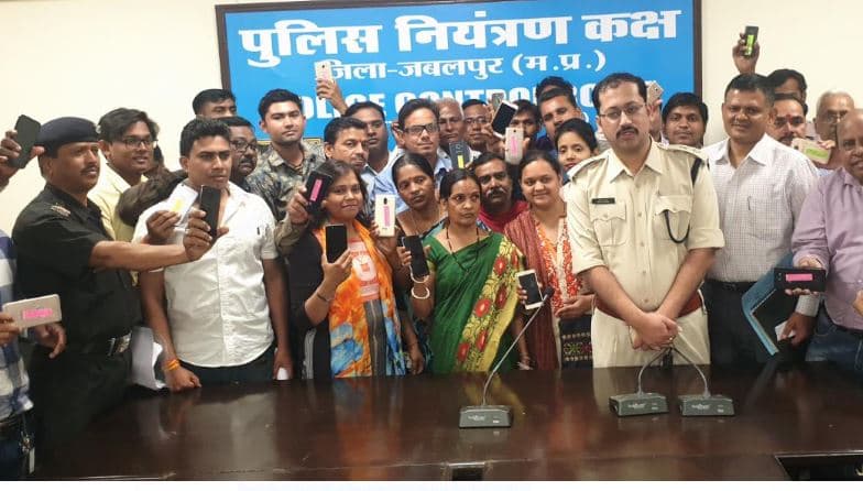 पुलिस ने लौटाए गुम हुए 110 मोबाइल, हाथ में आते ही खिले लोगों के चेहरे
