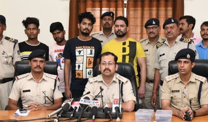 हथियार के साथ पुलिस के हत्थे चढ़े चार शातिर बदमाश