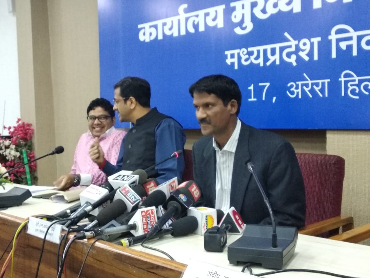 MP ELECTION: 9 बजे तक 6.32 प्रतिशत वोटिंग, ड्यूटी पर तैनात 3 कर्मचारियों की हार्टअटैक से मौत