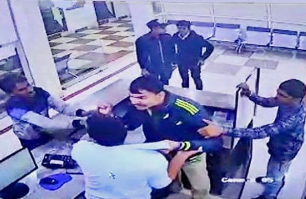 नशे में धुत्त पुलिसकर्मी का अस्पताल में हंगामा, गाली-गलौच कर रिसेप्शनिस्ट को पीटा, निलंबित