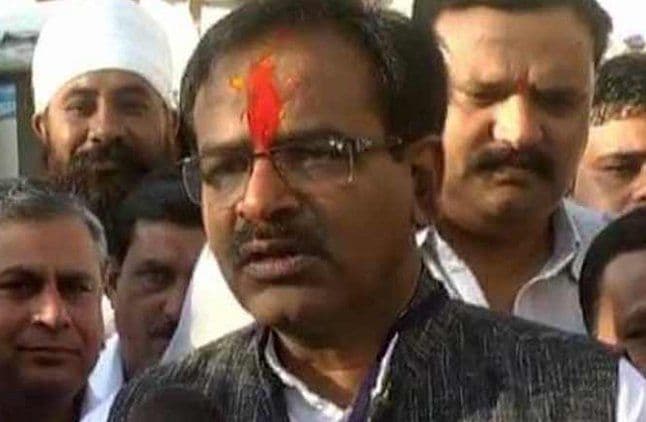 सांसद आलोक संजर ने साधा दिग्गी पर निशाना, घर बैठने की दी सलाह
