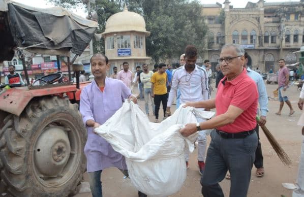 पटाखों के कचरा से पट गईं सड़कें, साफ करने सासंद ने लगाई झाड़ू