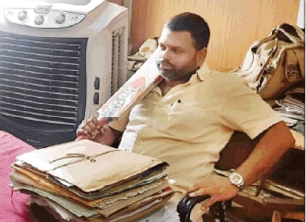 PHOTO VIRAL : BJYM उपाध्यक्ष ने अधिकारी को दिखाया बैट और दी ये धमकी