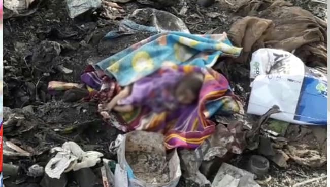 जिंदा बच्चे को दफनाया, किसी ने देखा तो छोड़कर भागे, मासूम की मौत