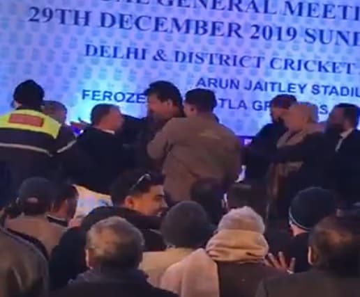 DDCA की बैठक में चले लात घूसे, सोशल मीडिया पर वायरल हुआ वीडियो