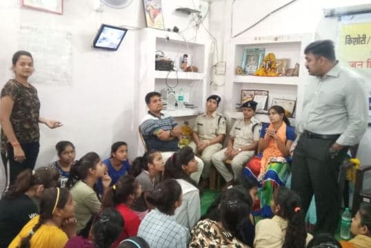 पुलिस ने छात्राओं को दी समझाइश, मनचले और लफंगों से रहें सावधान