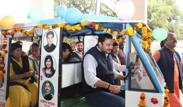 जब विधायक ने चलाया ई-रिक्शा और मंत्री बनीं सवारी