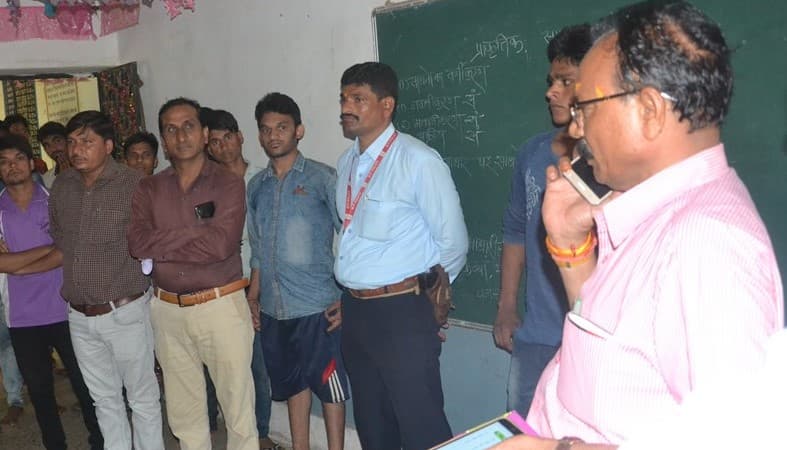 अधिकारी से बोले विधायक- ‘छात्रों ने मुझे कमरे में बंद कर दिया है, तत्काल बिजली चालू कराओ’