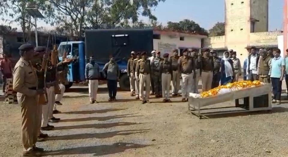 सड़क हादसे में महिला पुलिस आरक्षक की मौत