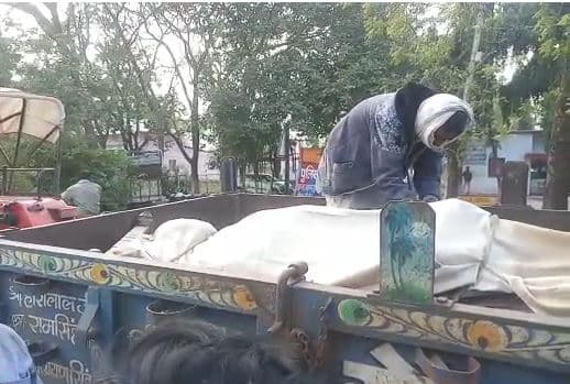 मानवता हुई शर्मसार ट्रैक्टर ट्राली से शव को पीएम के लिए भेजा