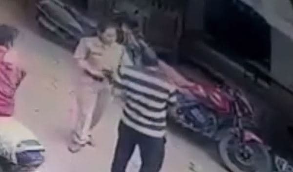 VIDEO: वर्दी का रौब, महिला SI ने सरेआम व्यापारी को जड़ा थप्पड़, मचा बवाल
