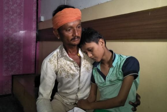 बेबस बीमार बच्ची की मदद के लिए दर-दर भटक रहा है पिता