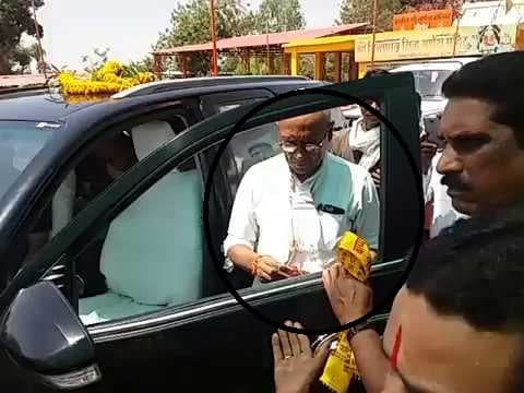 मंदिर के बाहर दिग्विजय ने बांटे नोट, वीडियो वायरल, BJP ने आयोग से की शिकायत