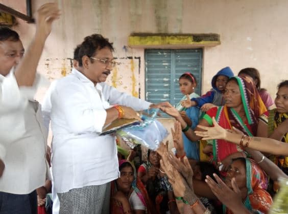 पानी व कीचड़ से भरे गांवों में ग्रामीणों का दुख-दर्द बांटने पहुंचे क्षेत्र के विधायक