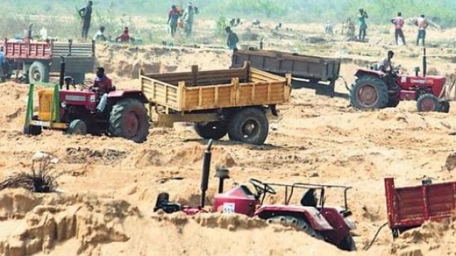 रेत माफियाओं का आंतक, तहसीलदार की कनपटी पर कट्टा अड़ाकर ले भागे ट्रैक्टर-ट्रॉली