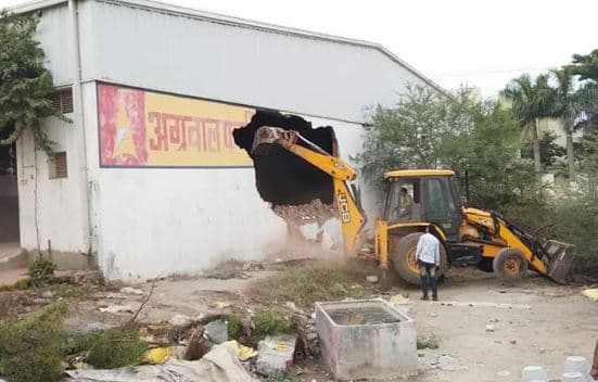 अवैध निर्माण पर चला प्रशासन का बुल्डोजर, वर्षों से था अतिक्रमण