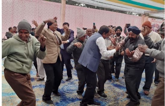 नए साल से पहले सम्मानित किए गए 1500 से ज्यादा बुजुर्ग, जमकर झूमे