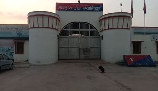 सेंट्रल जेल में एक कैदी ने पेड़ से लटककर लगाई फांसी, 3 प्रहरी सस्पेंड