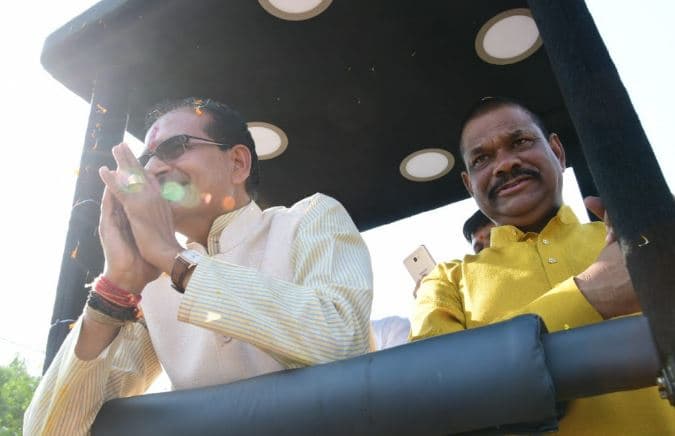 शिवराज हुए भावुक, बोले-बड़े गौर से सुन रहा था ज़माना, तुम ही सो गए दास्ताँ कहते, कहते