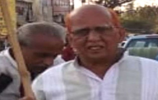 बीच सड़क कम्युनिस्ट नेता ने खुद को आग लगाई, जेब से मिले CAA/NRC विरोधी पर्चे