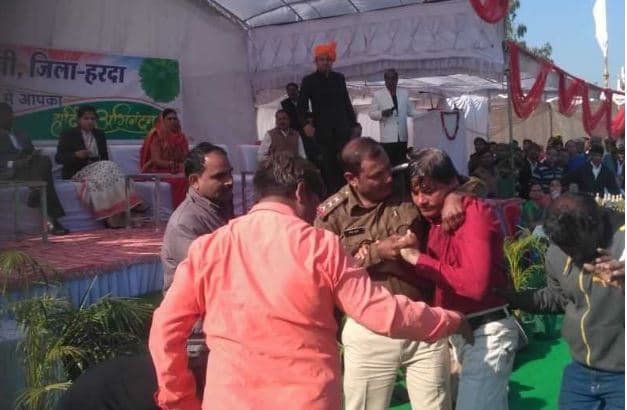 स्वतंत्रता संग्राम सेनानी के बेटे ने पेट्रोल डाल आत्मदाह की कोशिश, मचा हड़कंप
