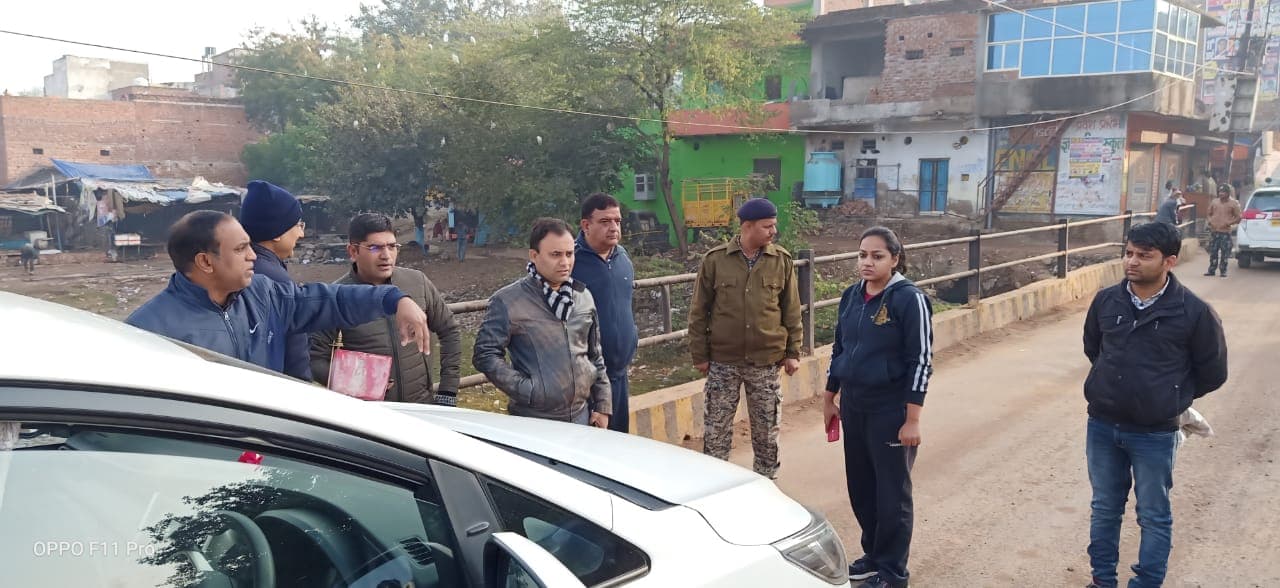 शासकीय संपत्ति पर पोस्टर चिपके देख भड़के कलेक्टर, FIR के निर्देश