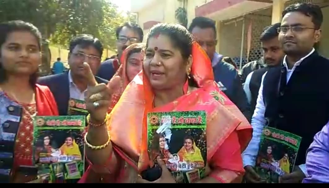 सिंधिया के बचाव में मंत्री इमरती देवी, भाजपा पर पलटवार “कांग्रेसी तो हाथी हैं, कुत्ते तो भौंकते रहते हैं”
