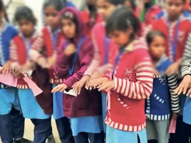 टीचर का थर्ड डिग्री टॉर्चर, 29 छात्राओं की सूज गईं हथेलियां