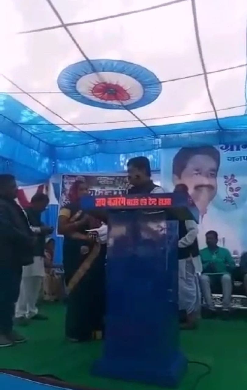 मंत्रीजी को महिला की खरी-खरी- “क्या हुआ तेरा वादा”