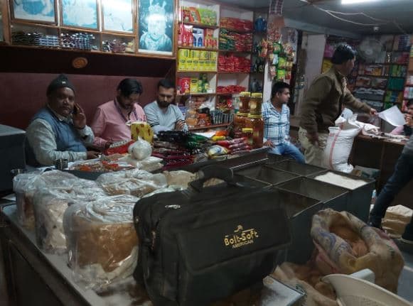 जीएसटी चोरी को लेकर छापामार कार्रवाई, 20 अफसरों की टीम खगांल रही कागज़ात
